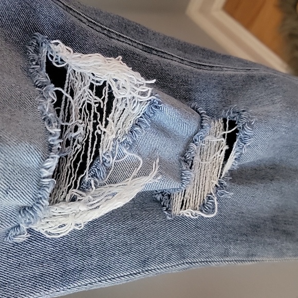 ALTAR'D STATE Light Wash Distressed Destroyed Raw Hem Stretch Straight Leg Jeans - Picture 5 of 8